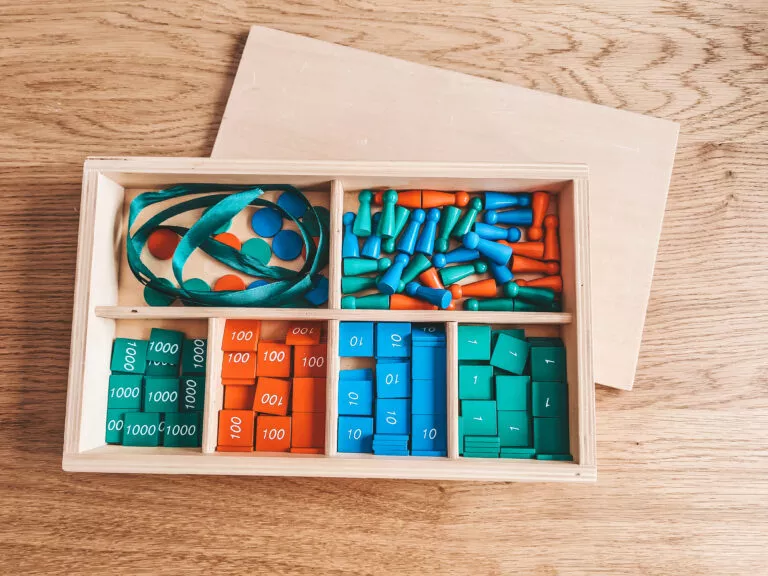 Znaczki Montessori – dowiedz się jak z nimi pracować