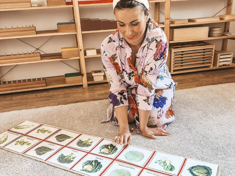 Karty trójdzielne Montessori – doskonała pomoc dla dziecka w&nbsp;każdym wieku + karty do&nbsp;pobrania