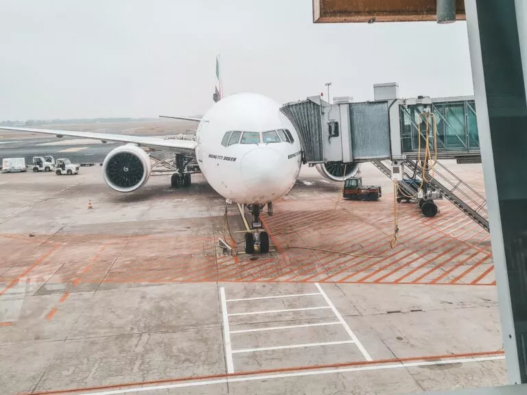 Dziecko w&nbsp;samolocie liniami Emirates