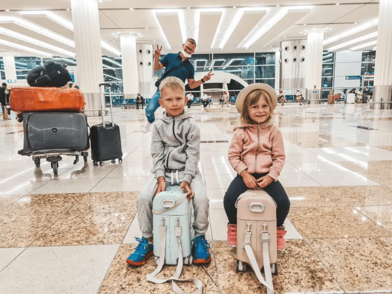 Dziecko w&nbsp;samolocie bagaż podręczny co&nbsp;spakować?